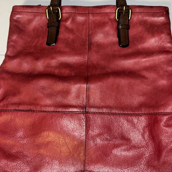 FOSSIL "EXPLORER" FOLD OVER CROSSBODY/ DOUBLE HANDLE RED LEATHER TOTE - Picture 4 of 12